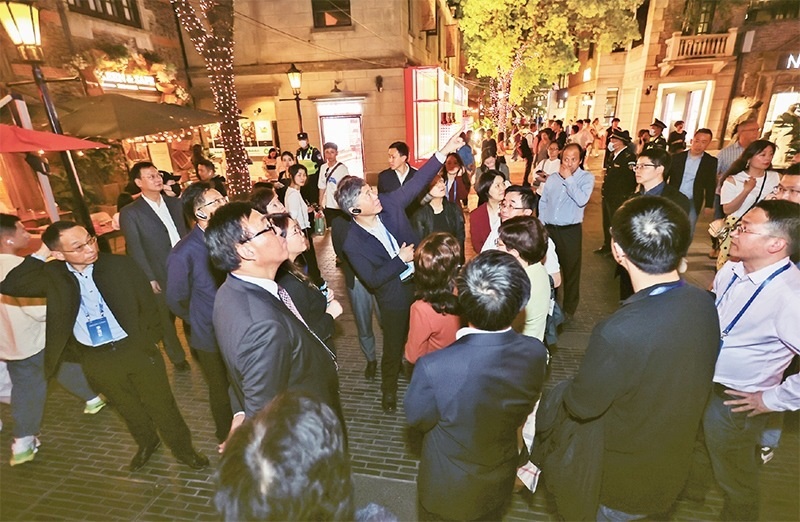 2023年4月18日，全國無黨派人士考察團來到位于上海市黃浦區(qū)的上海新天地開放式街區(qū)考察夜經濟。 新華社記者 王翔/攝
