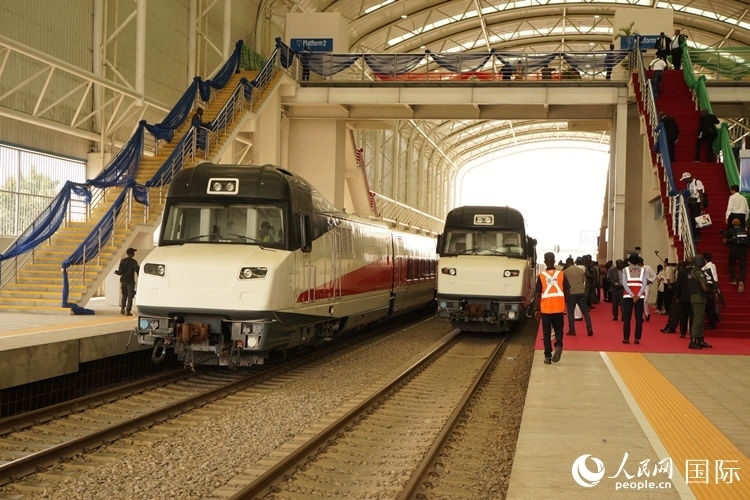 紅線車輛整裝待發(fā)。人民網(wǎng)記者 姜宣攝