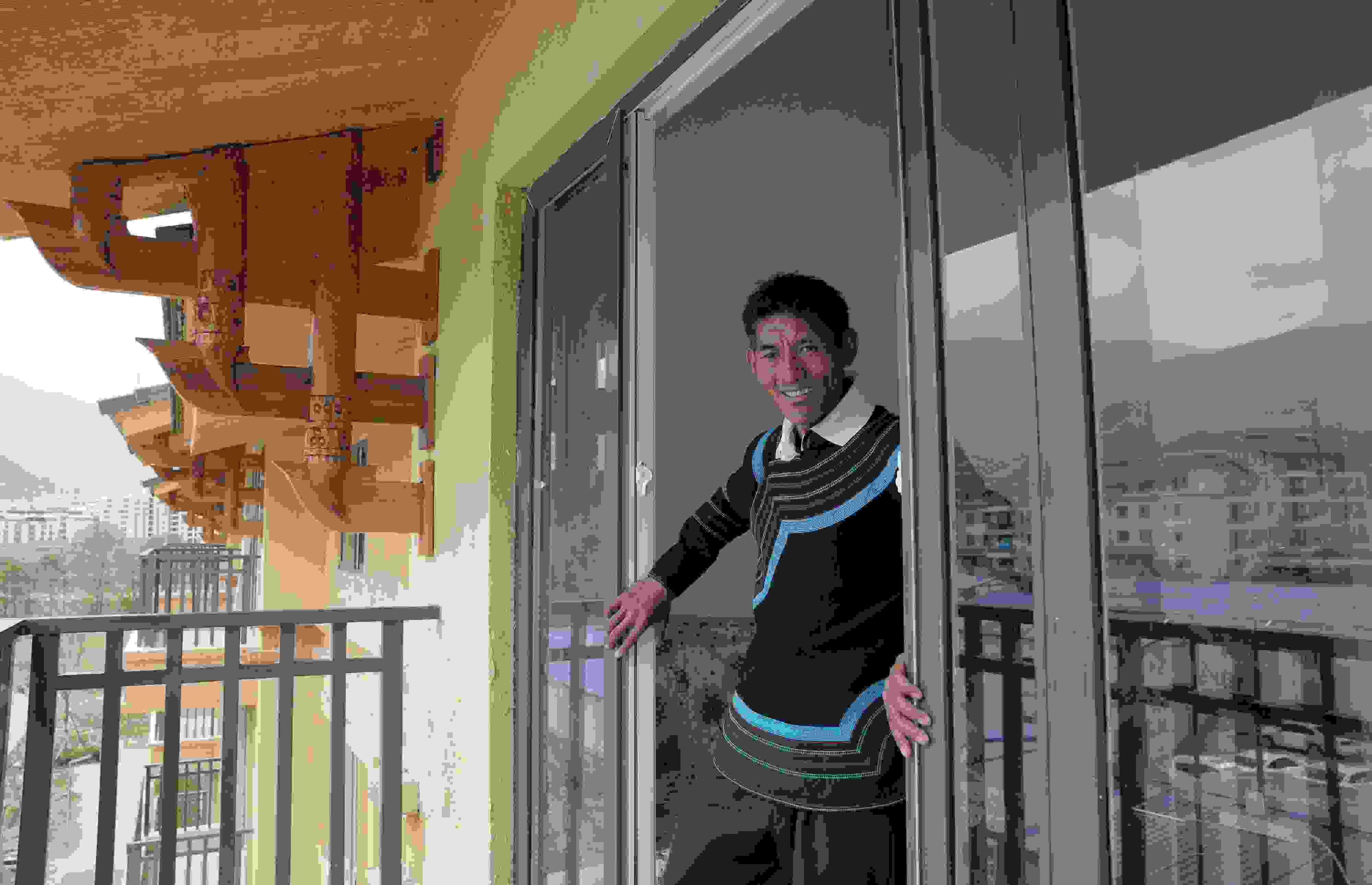 2020年5月14日，四川涼山彝族自治州昭覺縣，“懸崖村”村民某色伍哈入住新房。