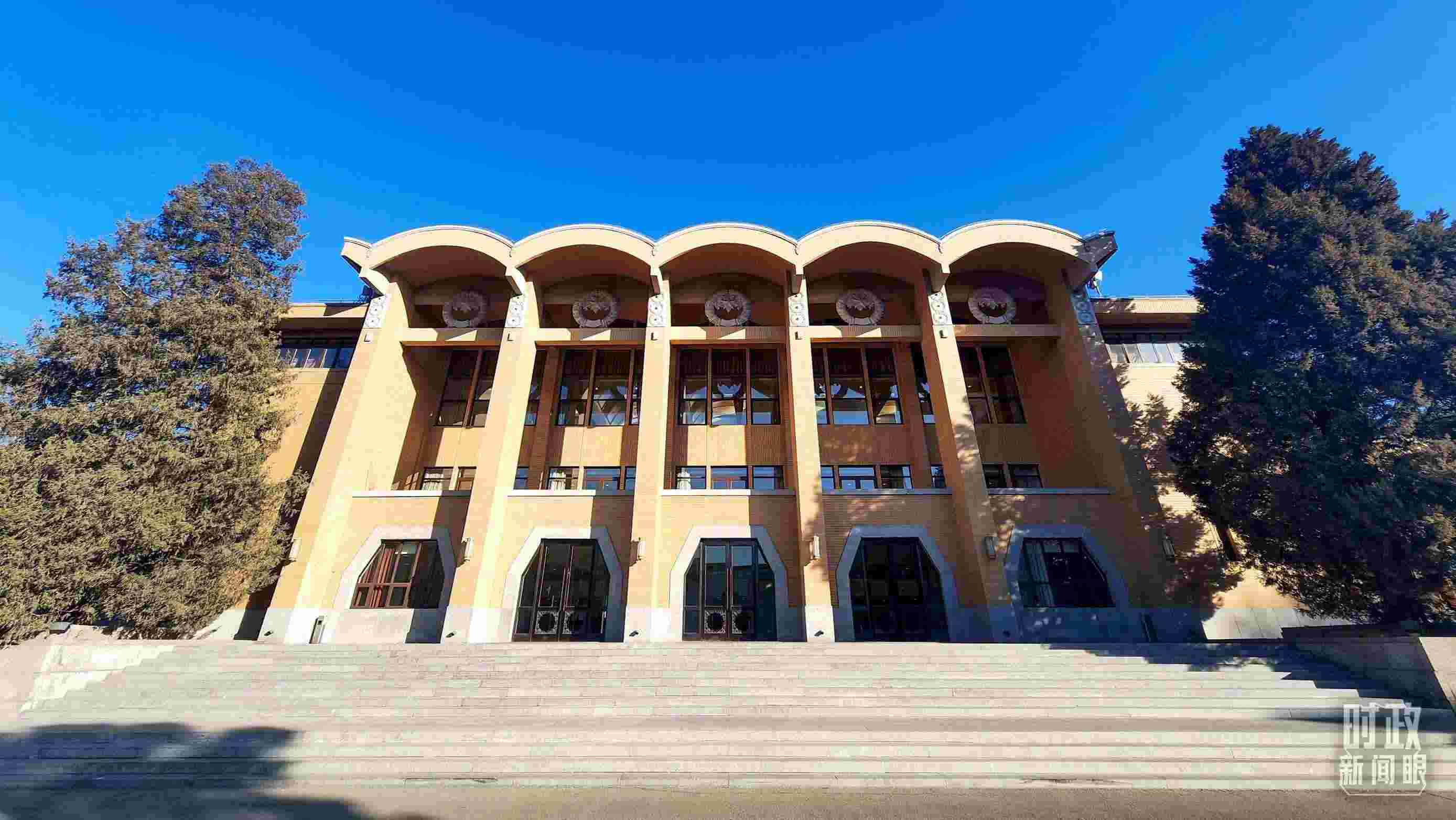 △2024年春季學(xué)期中央黨校（國家行政學(xué)院）中青年干部培訓(xùn)班3月1日上午在中央黨校開班。（總臺(tái)央視記者劉琦拍攝）