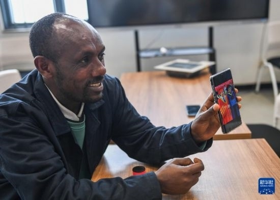 2月15日，在亞的斯亞貝巴的埃塞俄比亞聯(lián)邦職業(yè)技術(shù)培訓學院，魯班工坊當?shù)亟處熂s納斯·阿凱萊（中文名艾友涵）展示在中國學習時的照片。