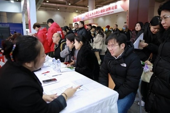 求職者與用人單位溝通交流。新華社記者 張博群 攝