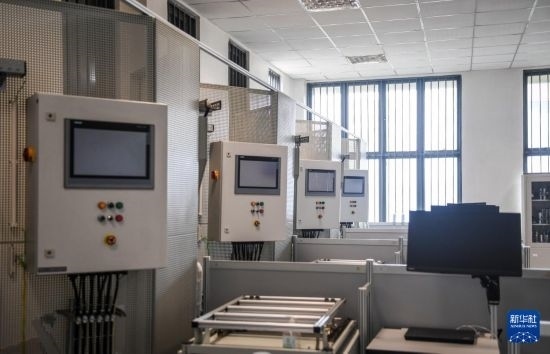 這是2月15日在亞的斯亞貝巴的埃塞俄比亞聯(lián)邦職業(yè)技術(shù)培訓學院魯班工坊內(nèi)拍攝的機電一體化設(shè)備。