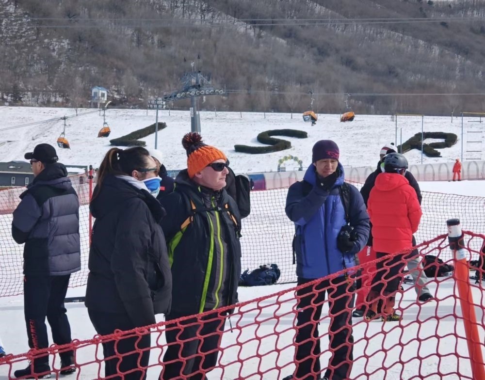 ?皮埃爾·杜邦（左三）在比賽現(xiàn)場。新華社記者 王沁鷗 攝