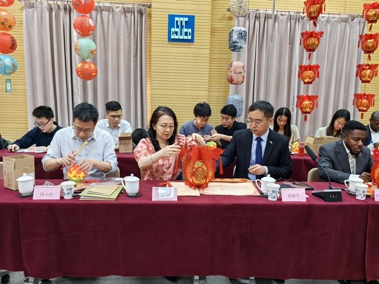 燈籠文化交流活動現(xiàn)場。中建國際中西非公司供圖