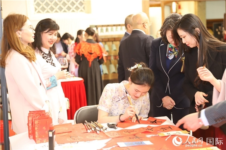 現(xiàn)場書法體驗(yàn)。人民網(wǎng)記者 霍文攝