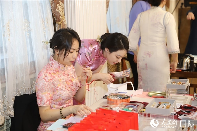 孔院教師展示剪紙。人民網(wǎng)記者 霍文攝