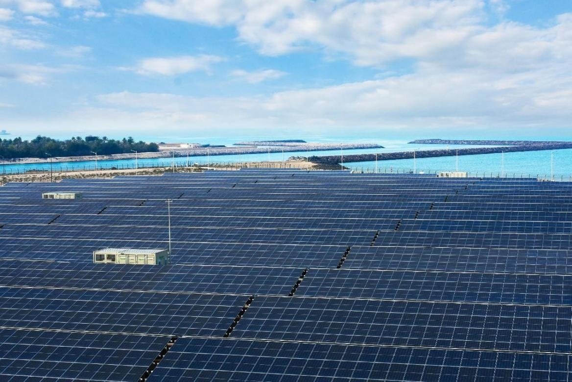 項(xiàng)目廣泛采用光伏補(bǔ)償發(fā)電系統(tǒng)，降低能源消耗。山東電建三公司供圖