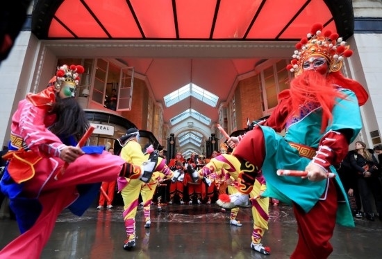  2024年2月10日，來自廣東普寧的英歌舞團(tuán)演員在英國倫敦伯靈頓拱廊街表演英歌舞。新華社記者 李穎 攝