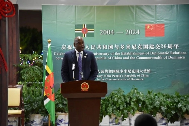 多米尼克總理斯凱里特在中多建交20周年招待會上致辭。中國駐多米尼克大使館供圖