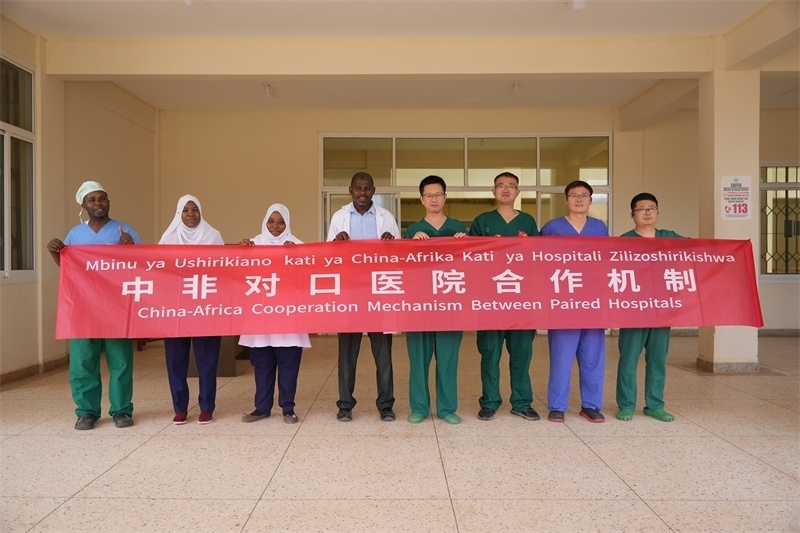 醫(yī)療隊(duì)隊(duì)隊(duì)員和基文吉區(qū)醫(yī)院院長(zhǎng)（左四）及醫(yī)護(hù)人員合影。中國(guó)援桑醫(yī)療隊(duì)供圖