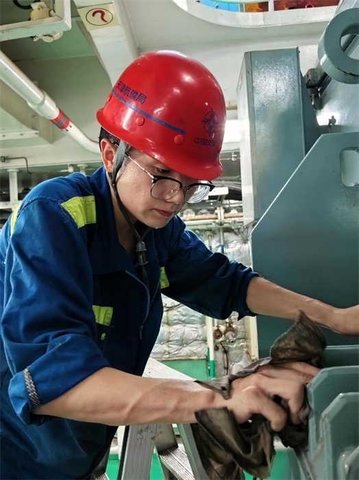 “天鯤號(hào)”工作人員正在對(duì)設(shè)備進(jìn)行清潔維護(hù)?！疤祧H號(hào)”供圖