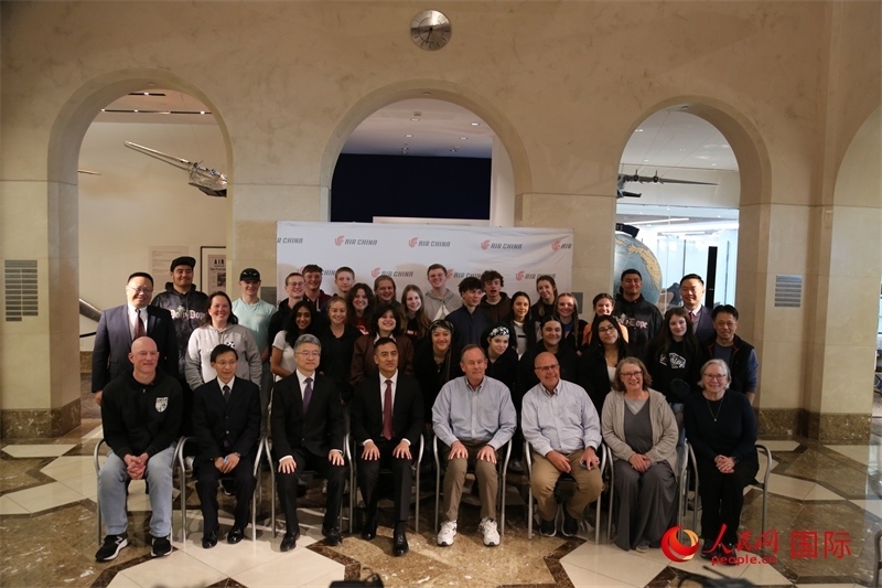 美國高中學(xué)生交流團(tuán)全體與前來送行的各方代表合影。人民網(wǎng)記者 鄧圩攝