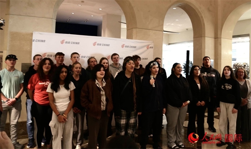 全體美國高中生合唱《希望的田野》。人民網(wǎng)記者 鄧圩攝