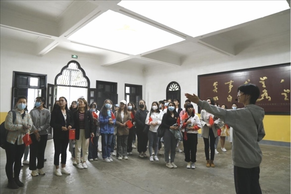 2021年5月20日，少數(shù)民族學(xué)生在湖南第一師范學(xué)院進行紅色研學(xué)活動，共同追尋那段紅色歲月的足跡。