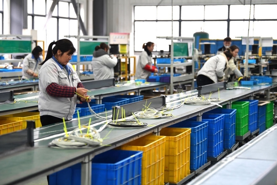 2022年2月16日，工作人員在安徽省滁州市汊河軌道交通裝備產(chǎn)業(yè)園的一家軌道交通裝備企業(yè)生產(chǎn)線上忙碌。安徽省滁州市來(lái)安縣汊河鎮(zhèn)地處皖蘇交界，緊鄰南京市江北新區(qū)。近年來(lái)，來(lái)安縣成為承接南京產(chǎn)業(yè)轉(zhuǎn)移的前沿陣地，汊河這個(gè)曾經(jīng)的傳統(tǒng)農(nóng)業(yè)小鎮(zhèn)緊抓機(jī)遇，開始深度融入長(zhǎng)三角，參與產(chǎn)業(yè)協(xié)作分工。產(chǎn)業(yè)園吸引了越來(lái)越多長(zhǎng)三角地區(qū)軌道交通企業(yè)入駐，形成了鐵路客車、城際軌道零部件研發(fā)、生產(chǎn)、銷售的產(chǎn)業(yè)集群。