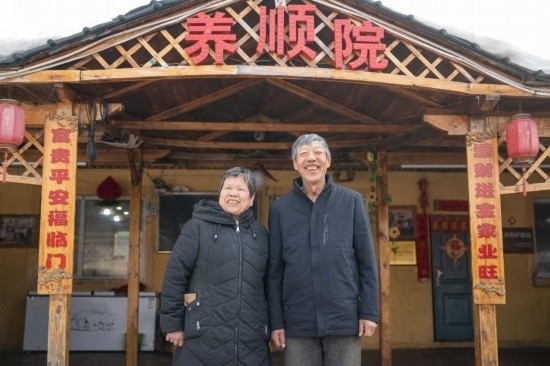 在伊春市友好區(qū)，伊春森工上甘嶺林業(yè)局有限責(zé)任公司溪水林場分公司退休職工劉養(yǎng)順（右）和老伴楊秋娥在自家農(nóng)家院中（3月13日攝）。新華社記者 謝劍飛 攝