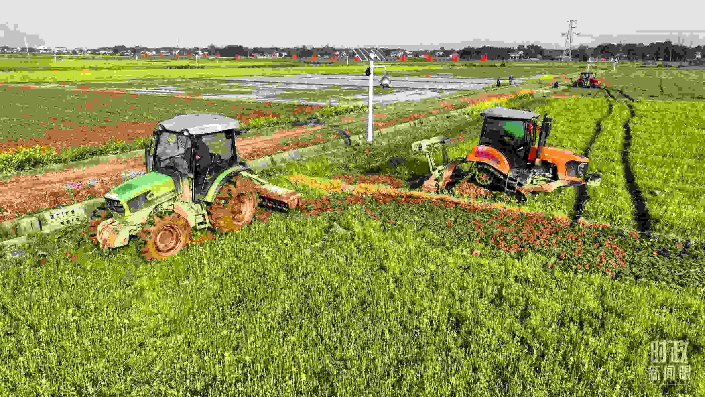 △位于港中坪村的糧食生產(chǎn)萬畝綜合示范片區(qū)，春耕備耕生產(chǎn)繁忙。（總臺央廣記者潘毅拍攝）