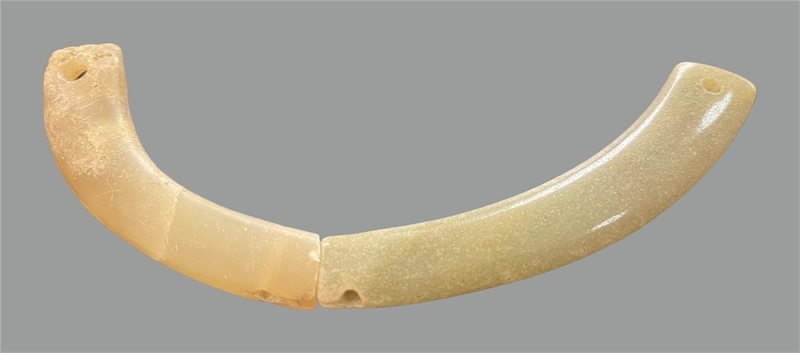 馬家浜文化晚期玉璜。中國(guó)文物報(bào)社供圖