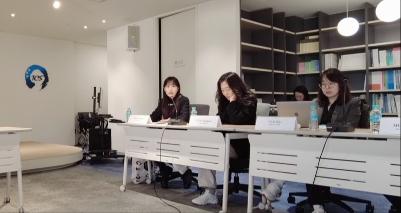 記者（左一）在交流活動(dòng)上，以加強(qiáng)中日韓三國經(jīng)濟(jì)合作、增進(jìn)三國民眾相互理解為主題發(fā)表演講。權(quán)小星攝