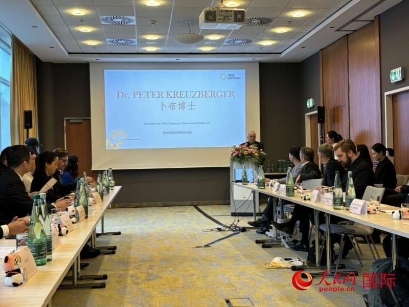 在成都文化旅游（柏林）推介座談會上，德中友好協(xié)會聯(lián)合會主席卜布致辭。人民網(wǎng)記者張慧中攝