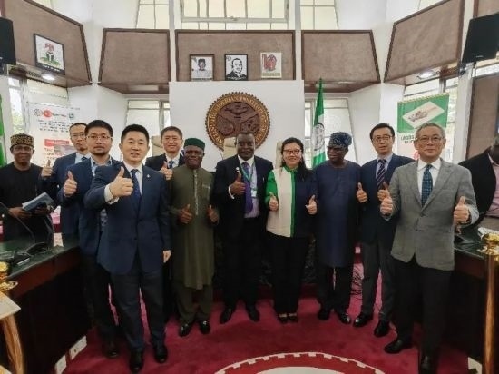 3月21日，與會(huì)嘉賓在首屆拉各斯論壇現(xiàn)場(chǎng)合影留念。（圖片由中國(guó)駐拉各斯總領(lǐng)事館提供）