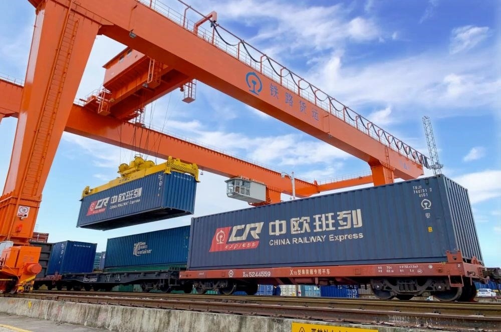 △2022年4月29日，在安徽合肥北站物流基地集裝箱作業(yè)區(qū)，準(zhǔn)備發(fā)運(yùn)的中歐班列集裝箱。