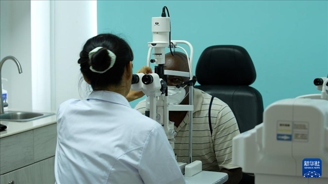 3月4日，在多米尼克羅索的中多友誼醫(yī)院眼科中心，援多醫(yī)療隊成員、南方醫(yī)科大學(xué)第三附屬醫(yī)院眼科主治醫(yī)師魯志卿為病人做檢查。新華社記者 王朝 攝