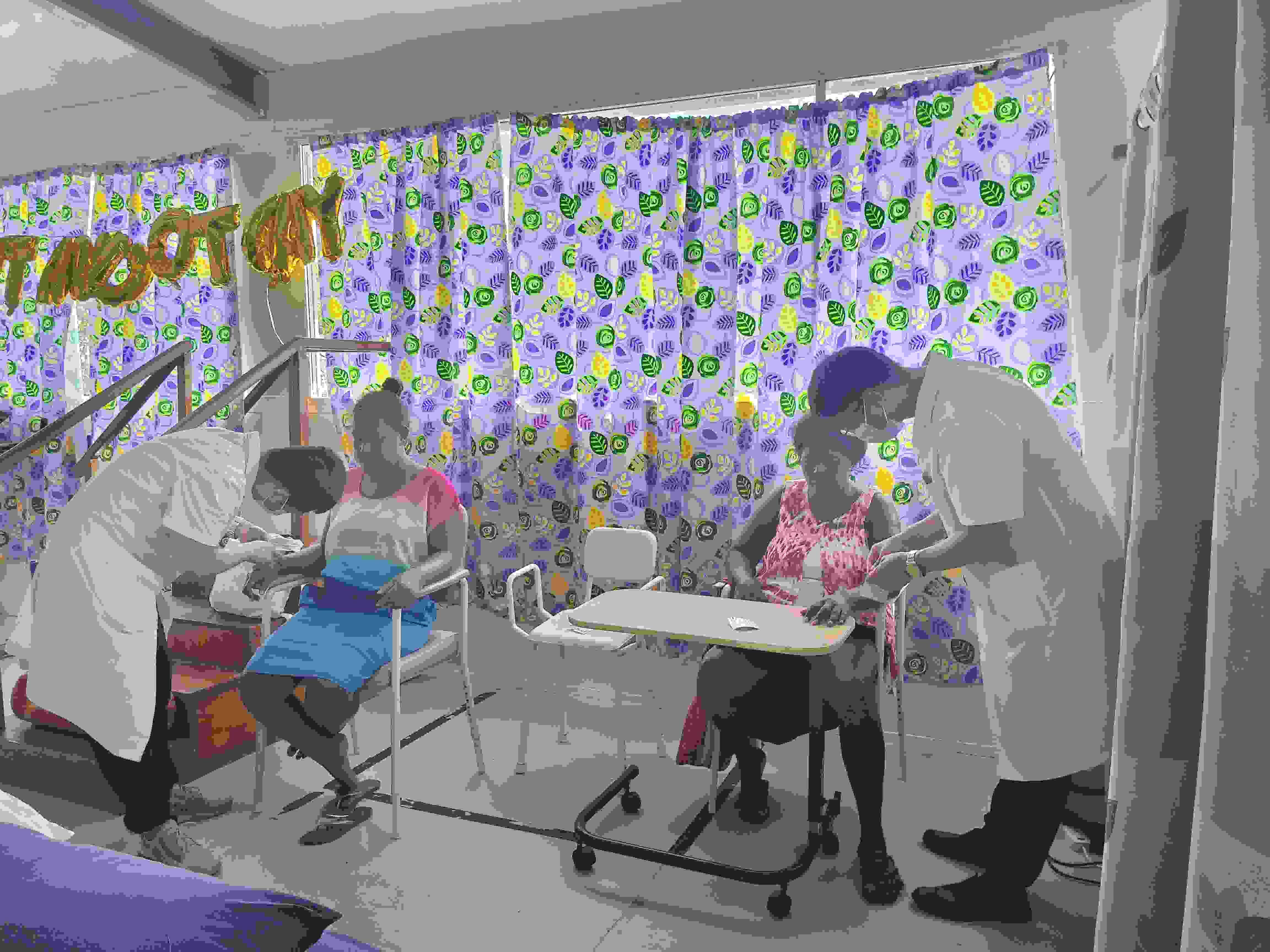 2023年7月3日，中國(guó)援助所羅門群島醫(yī)療隊(duì)針灸大夫在所羅門群島首都霍尼亞拉國(guó)家轉(zhuǎn)診醫(yī)院為患者治療。