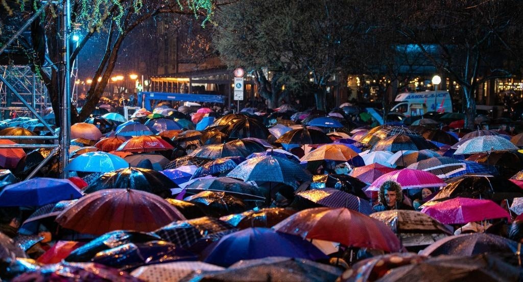 3月24日，在塞爾維亞南部城市普羅庫(kù)普列，人們參加北約轟炸南聯(lián)盟遇難者悼念儀式。新華社發(fā)（王韡攝）