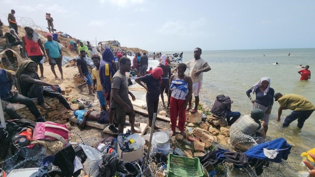 2023年7月26日，在突尼斯與利比亞邊境的艾季迪爾角，眾多移民滯留在地中海海岸邊。新華社發(fā)（哈姆扎·圖爾基亞攝）