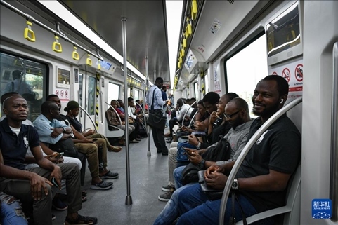 2月28日，在尼日利亞拉各斯，人們乘坐輕軌藍(lán)線列車。新華社記者 韓旭 攝