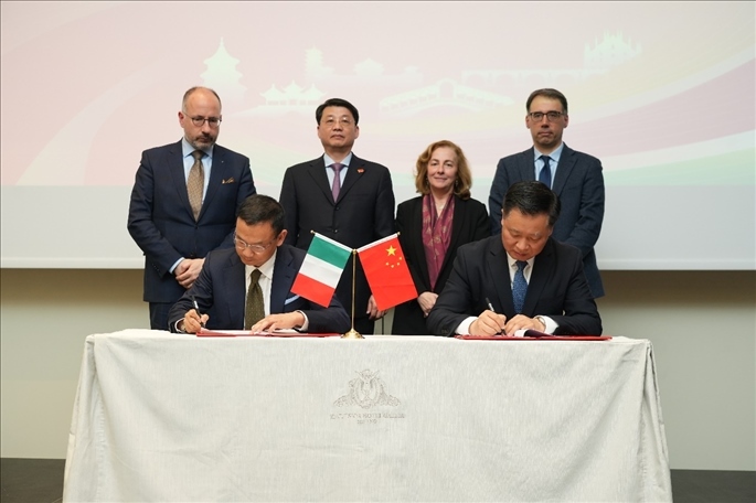 揚(yáng)州市政府與意大利中國(guó)商會(huì)簽署合作協(xié)議。 主辦方供圖