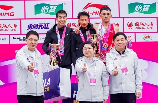 無錫市人民政府副秘書長顧文龍，無錫市體育局黨組書記、副局長楊宇華，海瀾集團(tuán)黨委副書記、副總裁江南共同為全國馬拉松錦標(biāo)賽（第一站）男子組前3名頒獎。受訪者供圖