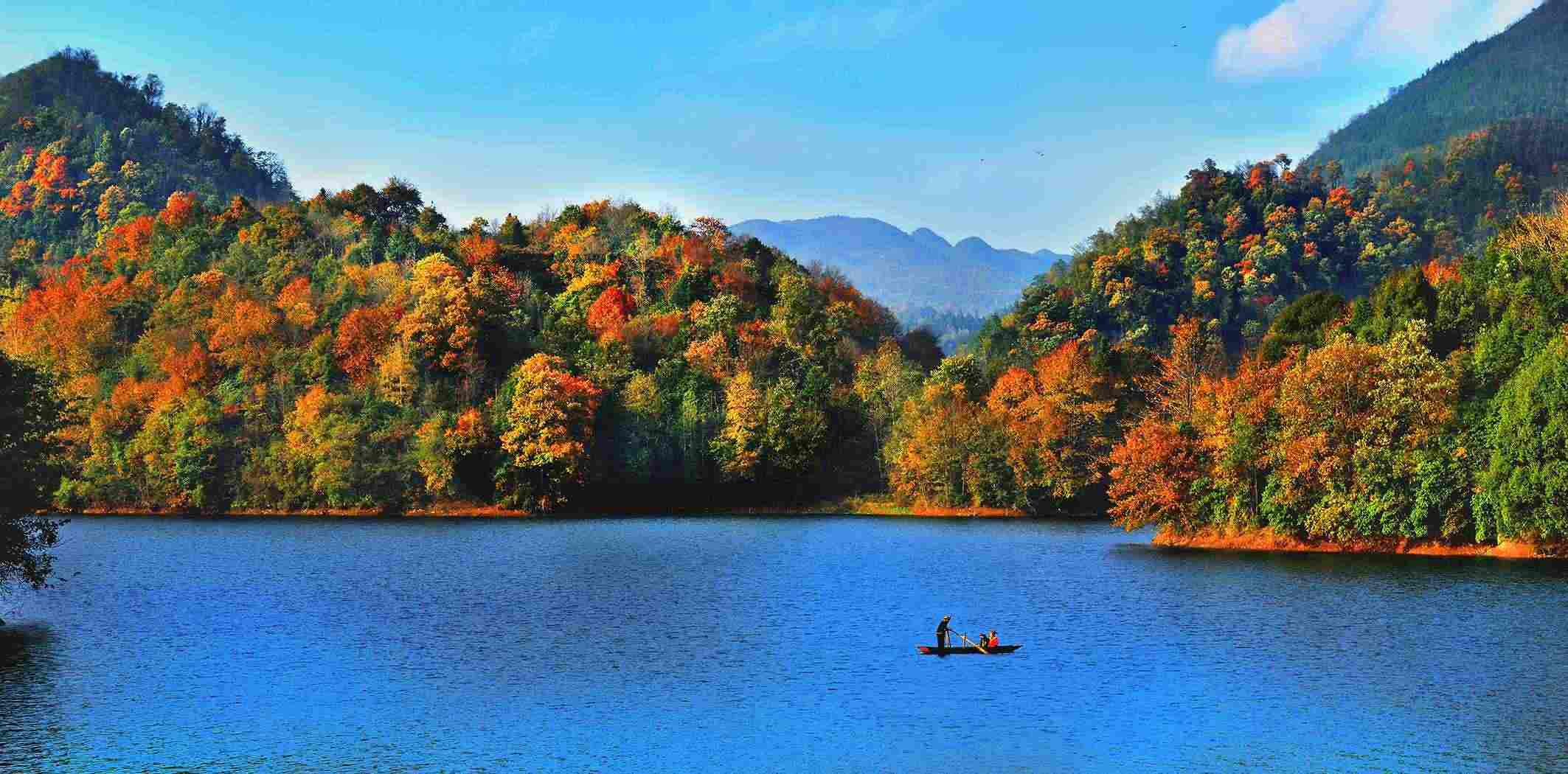 百里杜鵑湖好風光。羅冠宇 攝