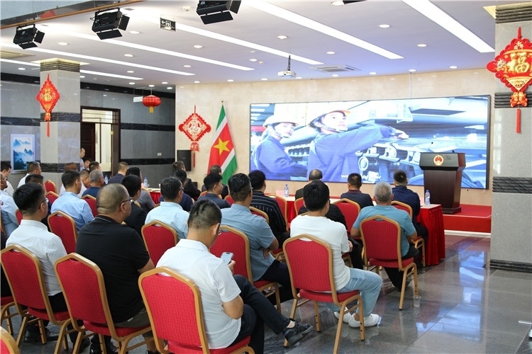 當(dāng)?shù)貢r(shí)間3月26日下午，中國(guó)品牌重型機(jī)械、載重車(chē)輛宣傳推介會(huì)在中國(guó)駐蘇里南大使館舉行。圖為宣介會(huì)現(xiàn)場(chǎng)。中國(guó)駐蘇里南大使館供圖