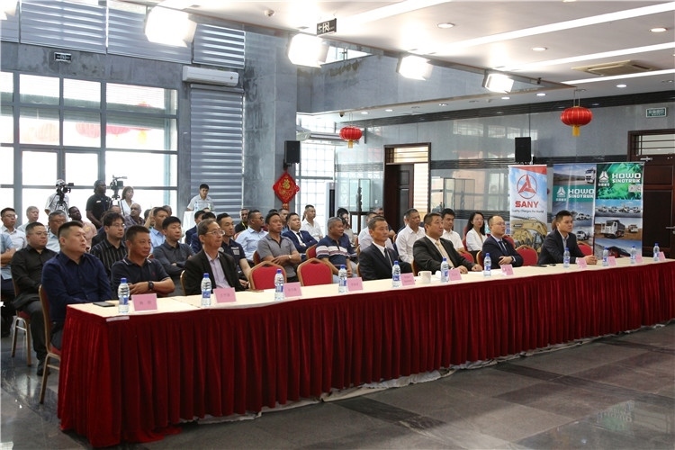 當(dāng)?shù)貢r(shí)間3月26日下午，中國(guó)品牌重型機(jī)械、載重車(chē)輛宣傳推介會(huì)在中國(guó)駐蘇里南大使館舉行。圖為宣介會(huì)現(xiàn)場(chǎng)。中國(guó)駐蘇里南大使館供圖