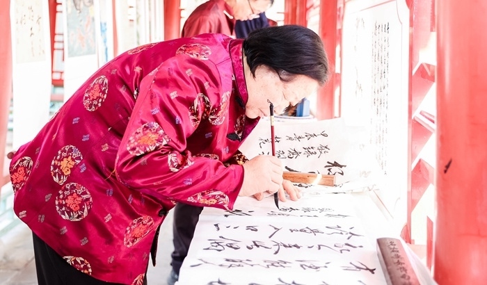 杏花節(jié)書畫展上書法家現(xiàn)場(chǎng)創(chuàng)作。受訪方供圖