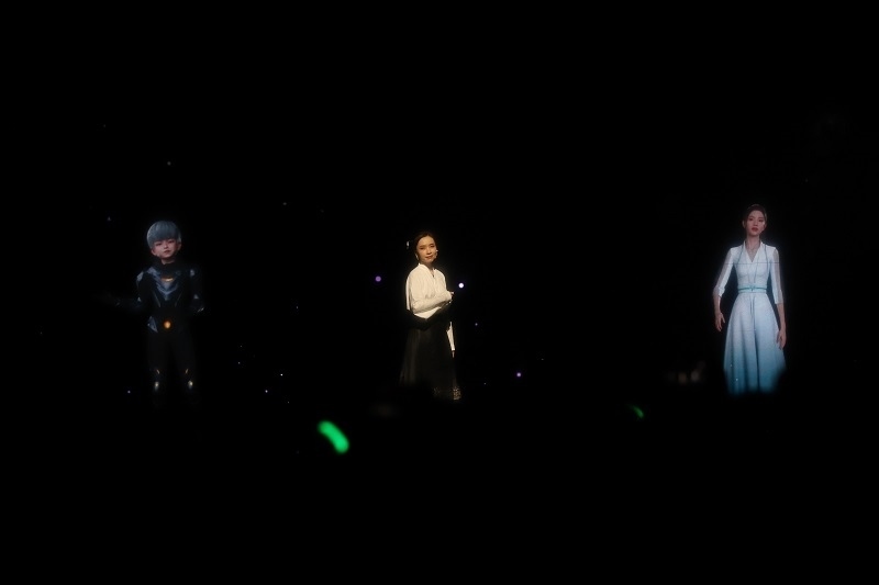 開場節(jié)目表演《彩云之南》。圖片來源：人民視頻