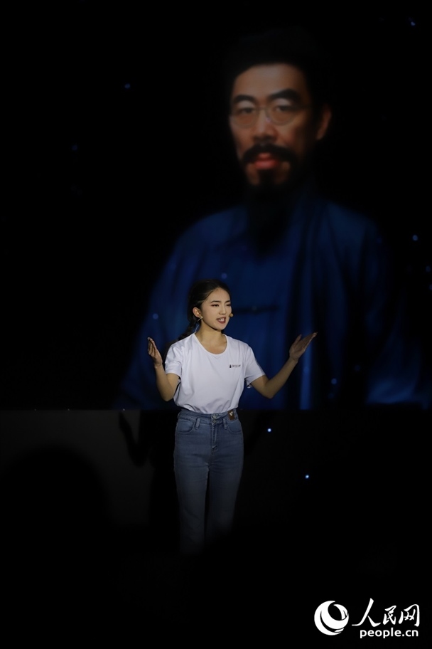 數(shù)字人“聞一多”與青年學(xué)生隔空對話。人民網(wǎng)記者 李發(fā)興攝