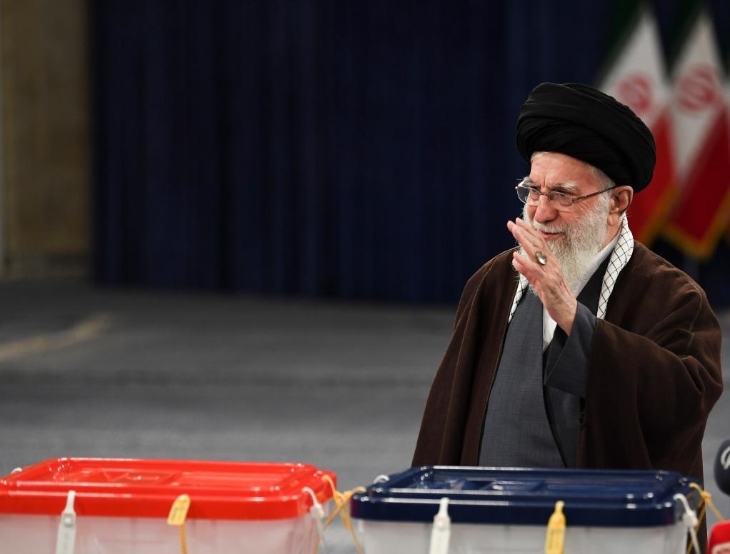 3月1日，在伊朗首都德黑蘭，伊朗最高領(lǐng)袖哈梅內(nèi)伊在設(shè)于領(lǐng)袖府內(nèi)的投票站投票。新華社記者沙達(dá)提攝