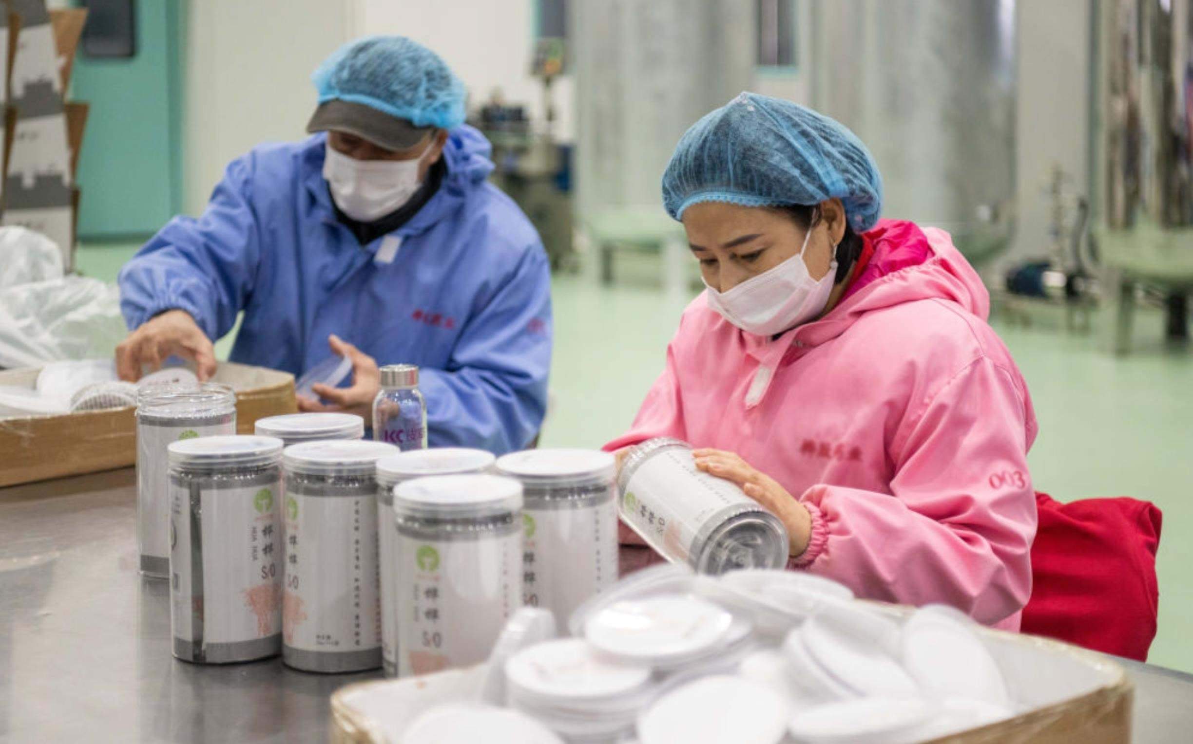 △2024年3月12日，黑龍江伊春一家公司內(nèi)，工作人員在包裝樺樹汁相關(guān)產(chǎn)品。