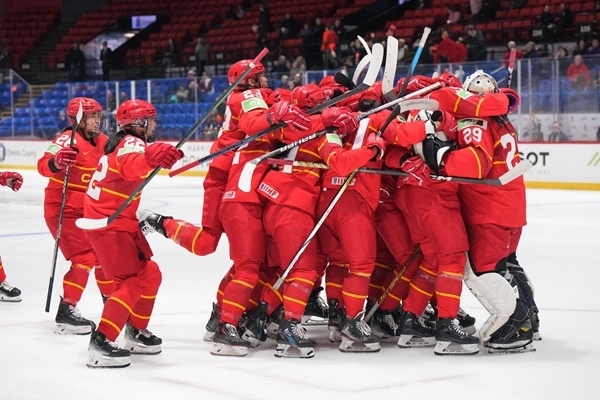 中國隊慶祝比賽勝利。圖片來源：國際冰聯(lián)