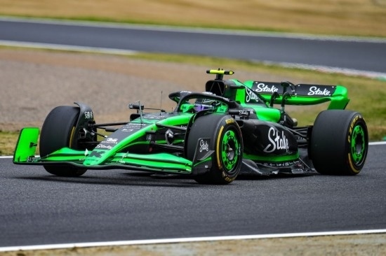 4月5日，索伯車隊中國車手周冠宇在練習(xí)賽中。新華社記者 張笑宇 攝