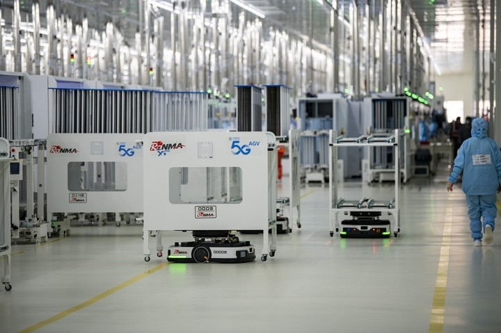 2024年1月10日，在位于浙江省金華市金義新區(qū)的潤馬光能集團金華工廠智能化生產(chǎn)車間里，AGV（自動導(dǎo)引運輸）小車忙碌穿梭在生產(chǎn)單元之間。圖源新華社