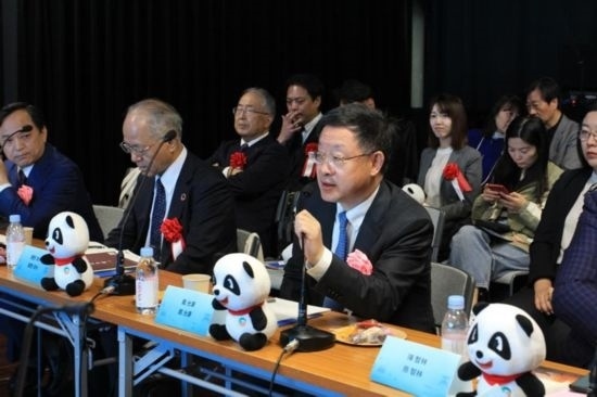 圖為四川省文化和旅游廳廳長(zhǎng)戴允康向日本友人介紹四川旅游資源。（中國(guó)駐東京旅游辦事處供圖）