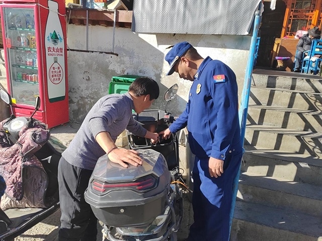 拉薩市消防救援支隊(duì)組織開展電動(dòng)自行車消防安全檢查工作。受訪者供圖