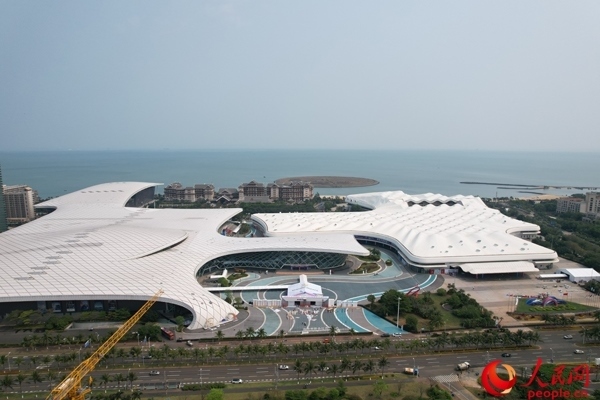 航拍第四屆消博會主會場。人民網(wǎng)記者 孟凡盛攝
