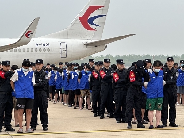 中國籍涉賭詐違法犯罪嫌疑人從柬埔寨被押解回國。人民網(wǎng)記者 郝萍攝