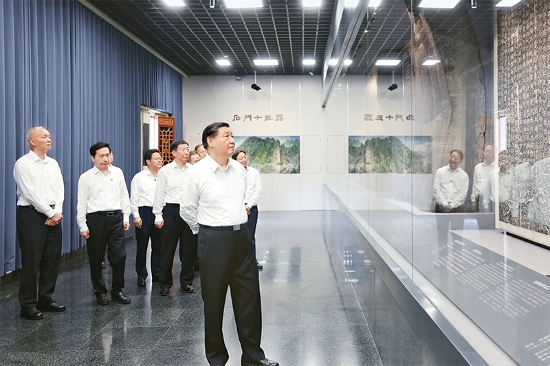 2023年7月29日，中共中央總書記、國家主席、中央軍委主席習(xí)近平在四川考察結(jié)束返京途中，來到陜西省漢中市考察。這是習(xí)近平參觀漢中市博物館有關(guān)歷史文物展陳。 新華社記者 鞠鵬/攝